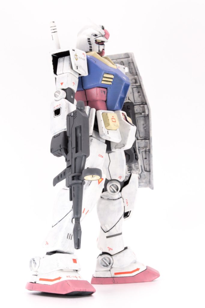 本体白はグローホワイト、青はアースブルー、赤はピンクレッド、黄はマスタードイエロー、センサー部はモスグリーン、関節部及び武器はニュートラルグレーを使いました。