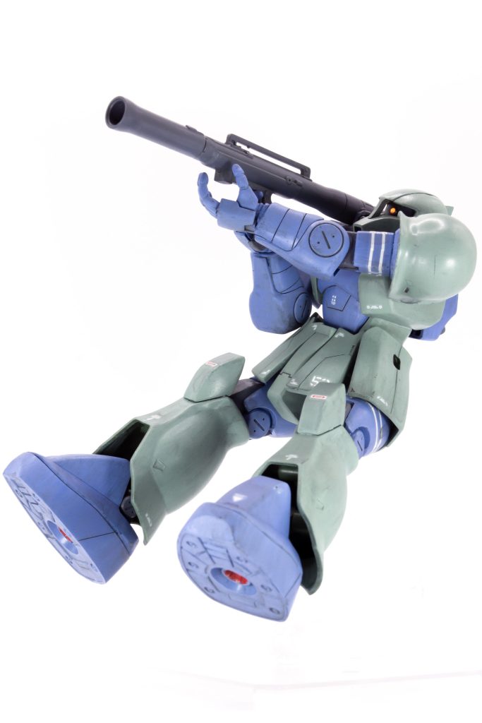 デカールはガンダムデカールの旧ザク用と市販のコーションデカールを適当に貼り付けました。デカール貼り付け後は艶消しスプレー後にウェザリング、更に艶消しスプレーでいつも通りの仕上げです。