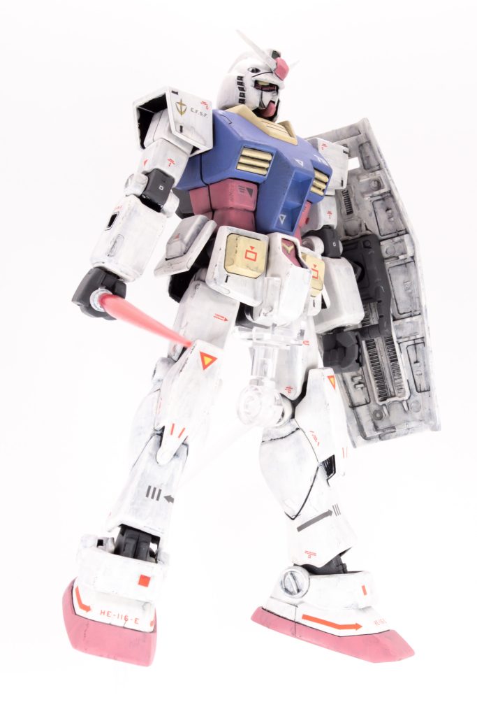 エコプラガンダムは旧HGUCベースなので可動域はそこまでなく、大胆なポージングは難しいのですが、ラスボスとして登場してきた雰囲気は出せたかなと思ってます。