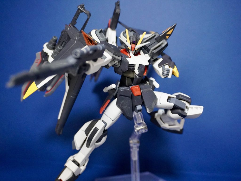 頭部と肩部はノワールとスタービルドストライクのパーツをミキシングして作成、ポリキャップ軸に対応させています。それ以外はほぼ無改造で取り付けているのでそこまで手間はかかりませんでした。