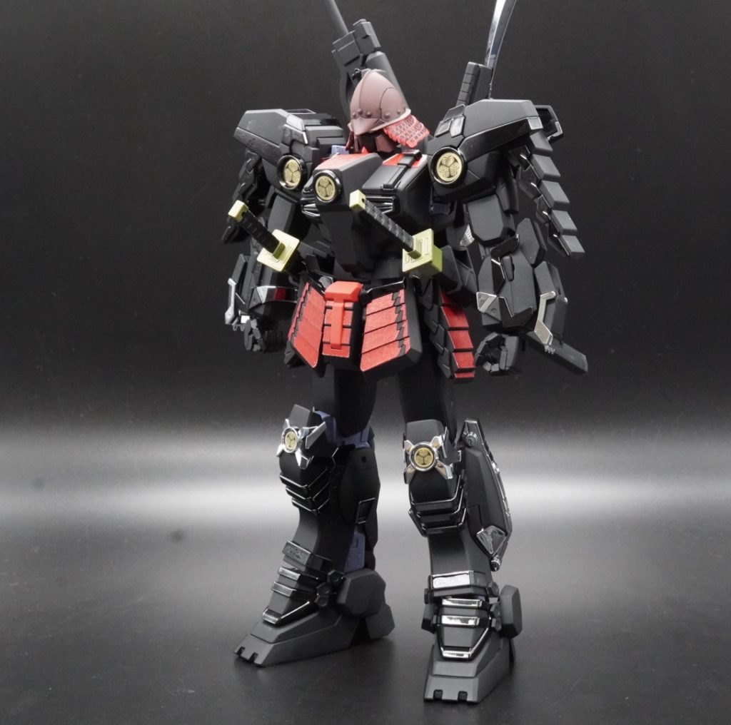 武器を装備。武器を全部持てるガンダムって、なかなかいないのではないかと思う。