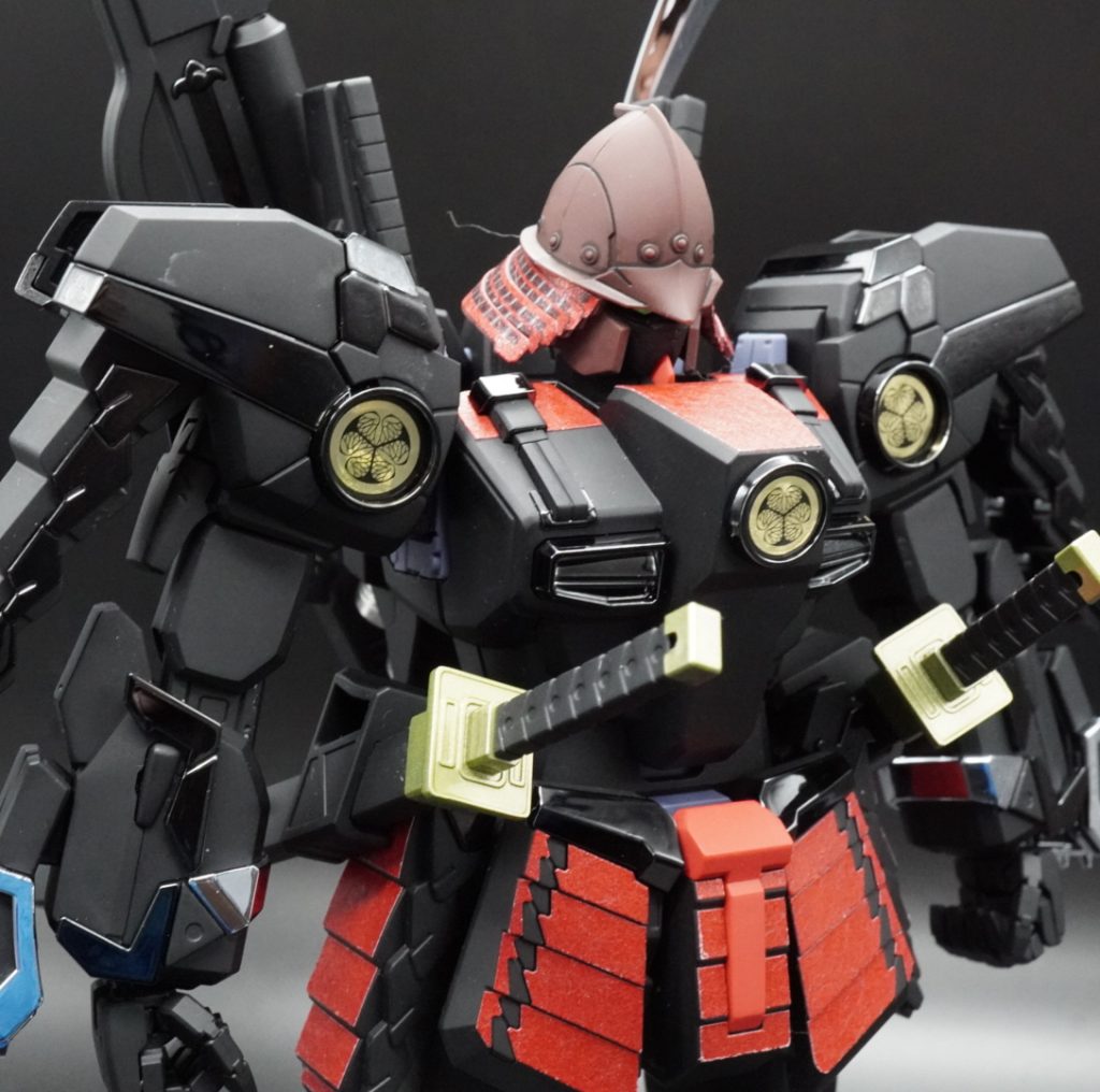 頭部の鎧兜のみ、ウェザリングカラーブラックで、スミ入れです。他は黒いパーツなので、スミ入れしても意味がないかなと思い、やりませんでした。