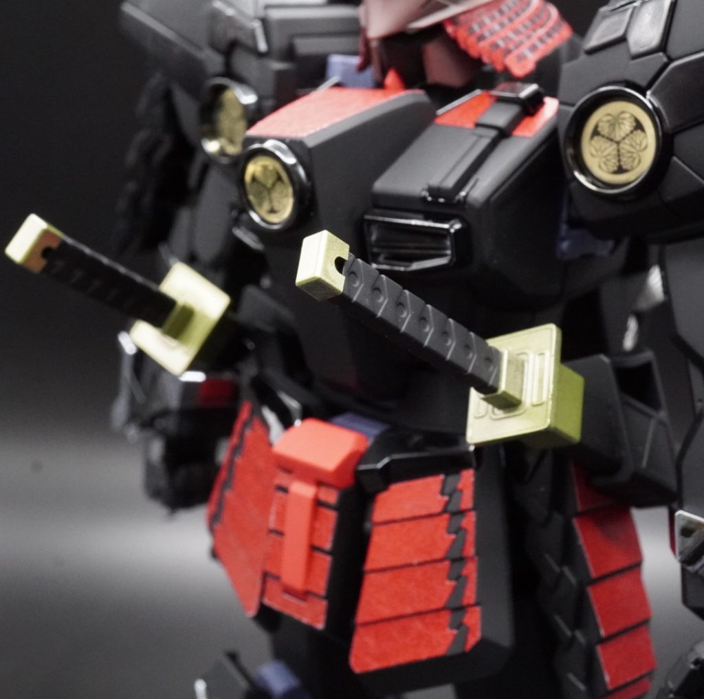 刀のゴールドは、説明書カラーガイドも元に、調色して塗装後、光沢トップコートです。調色した色が変な色だったので、比率を間違えたかなと心配でしたが、塗装してみたら、いい感じでした。バンダイのカラーガイドは凄いね(^^)