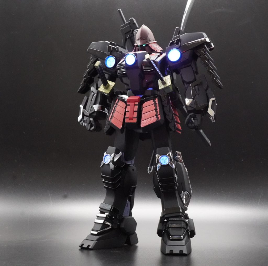 家紋のシールを蛍光クリアーで塗装。ブラックライトで発光します。