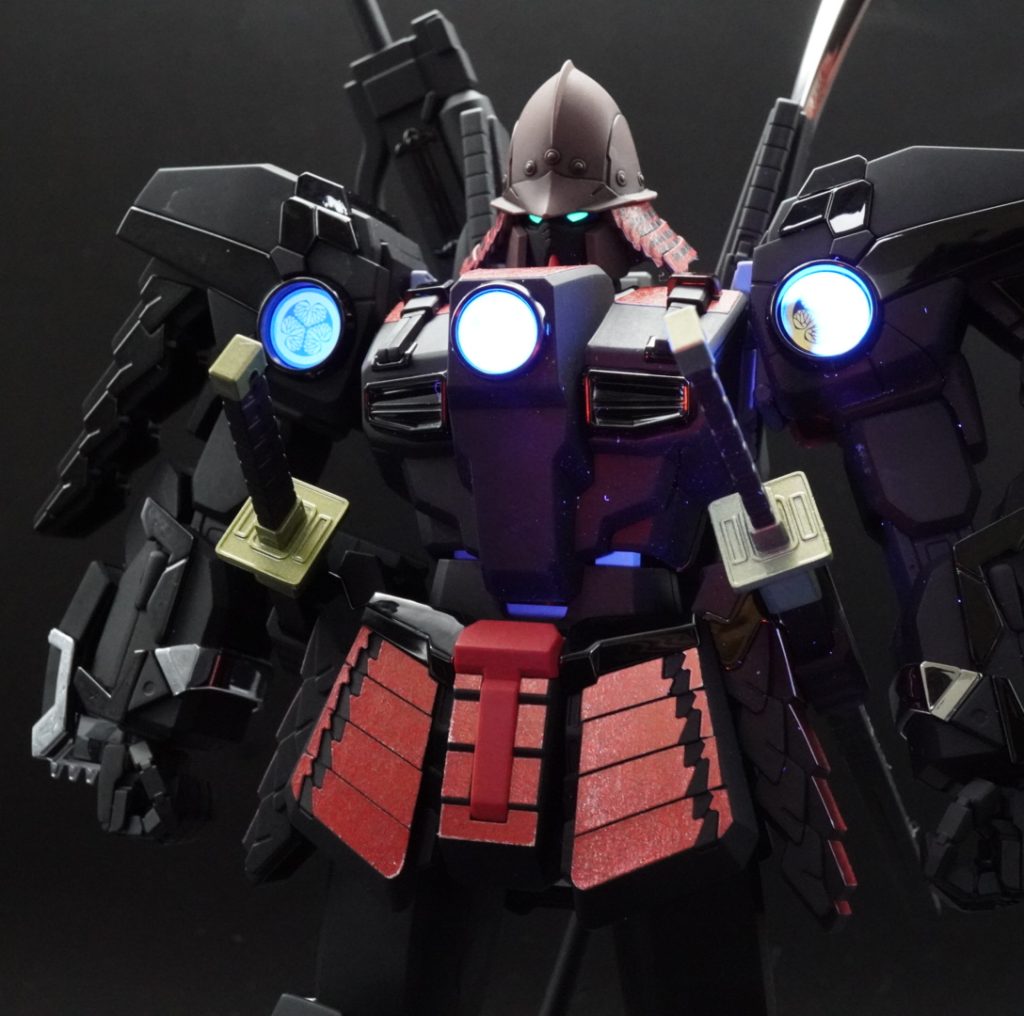 ツインアイは、蛍光グリーンで塗装。ブラックライトで発光します。