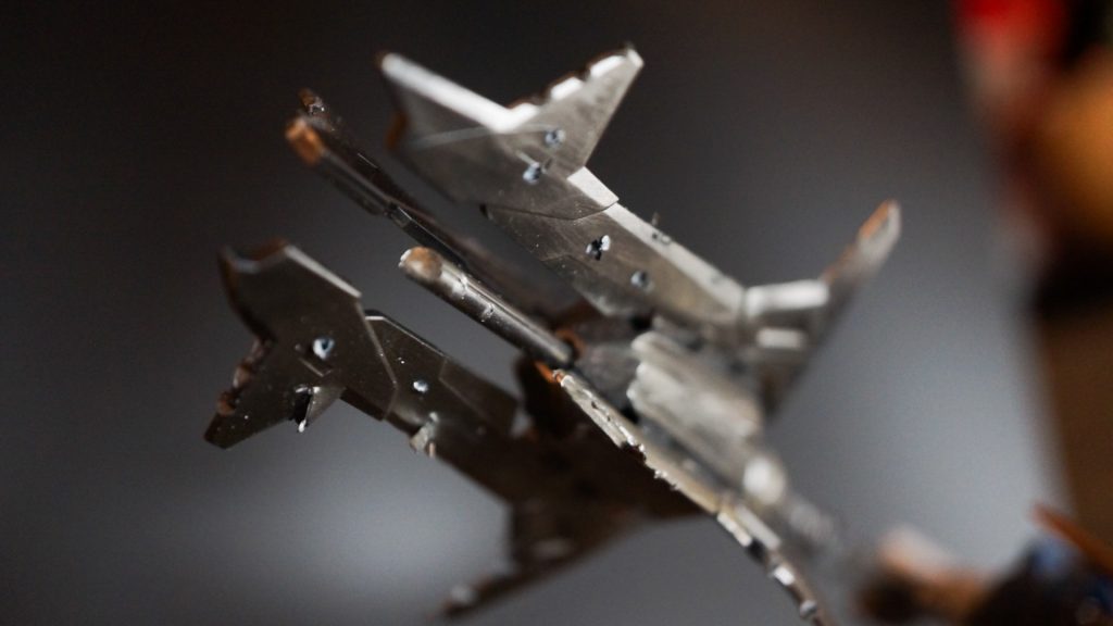 ダメージ加工。初ダメージの時に「もー!二度と戻れないぞ!」って叫びながら加工しましたよ。ニッパー、金属ヤスリ、ピンバイス、手。この4つで加工。ニッパーは相手から鋭利な攻撃をくらった時。金属ヤスリは三日月が相手に攻撃した時。ピンバイスは相手からの銃を防いだ時。手は攻撃した時、受けた時にネジった時。とこんなイメージで全身(左半身中心に)にダメージ。最後の方は「いきます?ココも壊します!?」とか訳の分からないテンションでした。