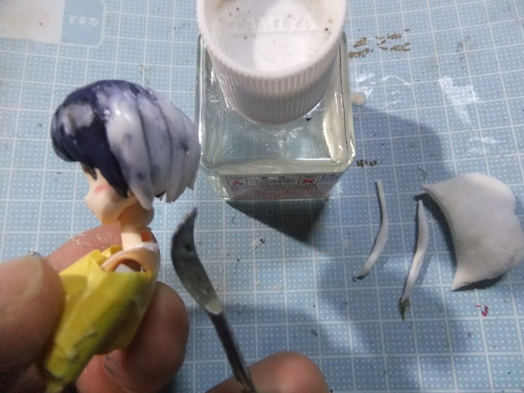 タミヤセメントで毛先を揃えて行きマス😁