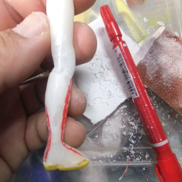 メイン画像　ガンダムマーカーを芯にしてノーマルスーツのヘルメットを樹脂粘土を盛って中空状態で施工デス。画像①②　シイコさん　叫び顔Verに樹脂粘土で歯を施工シマシタ😁画像③④⑤　百均樹脂粘土でやんわり形状を作って完全乾燥後⇒アウトラインをマッキーで描き込み⇒カッターとヤスリで削り出し⇒粗い表面をタミヤセメントでコーティングする事でここ迄綺麗に仕上げる事が出来ます。最後迄お付き合い頂きましてありがとうございました🙇　　（4枚目）