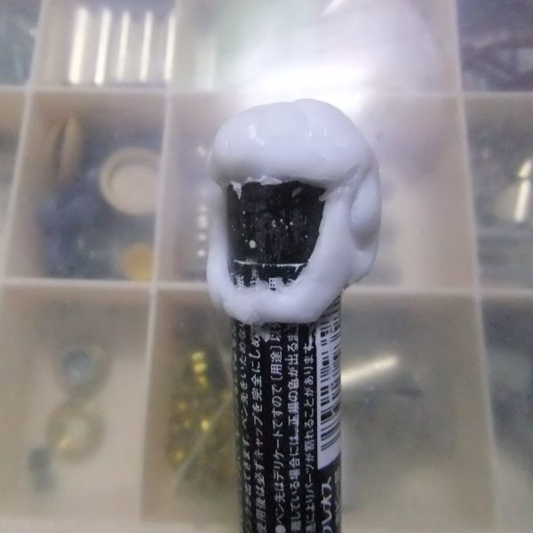 メイン画像　ガンダムマーカーを芯にしてノーマルスーツのヘルメットを樹脂粘土を盛って中空状態で施工デス。画像①②　シイコさん　叫び顔Verに樹脂粘土で歯を施工シマシタ😁画像③④⑤　百均樹脂粘土でやんわり形状を作って完全乾燥後⇒アウトラインをマッキーで描き込み⇒カッターとヤスリで削り出し⇒粗い表面をタミヤセメントでコーティングする事でここ迄綺麗に仕上げる事が出来ます。最後迄お付き合い頂きましてありがとうございました🙇　　（1枚目）