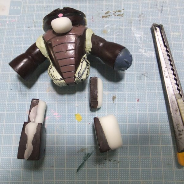 どうも！　こんにちは〜っ！G太郎デス♫今回は旧キットアッガイの失敗作の約四十年越しのリブートとなります💦察しの良い方はお気づきと思いますか゚？このアッガイは　昨日アップした物とは別個体デス。ブーム時に果敢にも？　ボンボンコミックの作例を再現しようとして玉砕して💦　四十年以上放置していたモノで　その影響で脚部のパーツは欠損してイマス。その状態からのぉ～っ　リブート施工となりマス😁幸い　胴体の楔形の幅詰め　股関節基部のエポパテ造形（ 四十年経過するとタミヤエポパテは経年劣化でココ迄変色します💦）欠損部品　アッガイ嘴？　脚部　は百均樹脂粘土で補填シマス。オマケ　ガンプラブーム時に親父から貰って現在も使っている　五十年以上経過した　オルファのカッターナイフ　黒の塗装が削れて地金があらわになってイマス😁（4枚目）