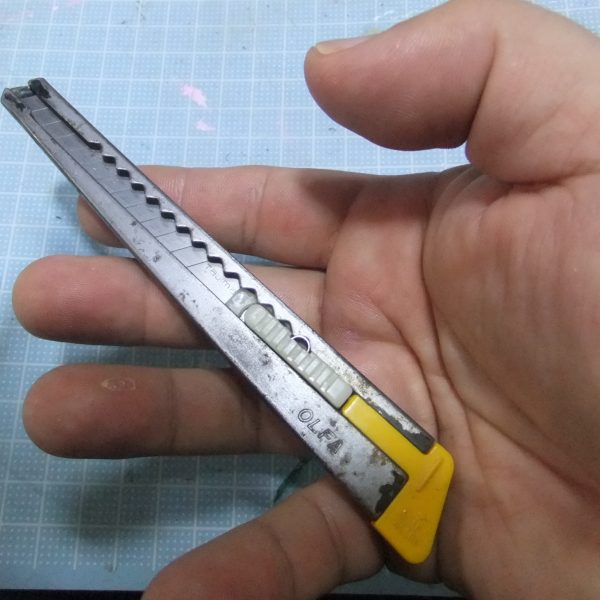 どうも！　こんにちは〜っ！G太郎デス♫今回は旧キットアッガイの失敗作の約四十年越しのリブートとなります💦察しの良い方はお気づきと思いますか゚？このアッガイは　昨日アップした物とは別個体デス。ブーム時に果敢にも？　ボンボンコミックの作例を再現しようとして玉砕して💦　四十年以上放置していたモノで　その影響で脚部のパーツは欠損してイマス。その状態からのぉ～っ　リブート施工となりマス😁幸い　胴体の楔形の幅詰め　股関節基部のエポパテ造形（ 四十年経過するとタミヤエポパテは経年劣化でココ迄変色します💦）欠損部品　アッガイ嘴？　脚部　は百均樹脂粘土で補填シマス。オマケ　ガンプラブーム時に親父から貰って現在も使っている　五十年以上経過した　オルファのカッターナイフ　黒の塗装が削れて地金があらわになってイマス😁（5枚目）
