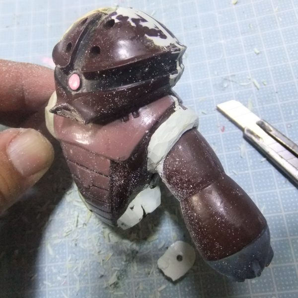 本日　二本目製作途中画像となります💦画像①　完全硬化四十年物のエポパテを切り貼り削り出し加工。画像②　向かって右が削り出し済み　左が加工前画像となります💦画像③　ガンプラブーム当時を思い出すルールで？50年物のオルファのカッターナイフで削り出しを行なってイマス。画像④　半生状態の百均樹脂粘土を切り貼りして脚部の「 尺」を合わせます。画像⑤　だいたいの欠損部品を補填出来たので完全乾燥を待ちマス😁画像⑥　せっかち属性発動でここ迄進む事が出来ました💦前回のやんわり加工のアッガイと比べて見て下さい😊（4枚目）