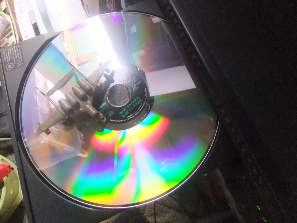 旧キット ミデア輸送機と比較💦DVDと比べると無駄にデカイ😁