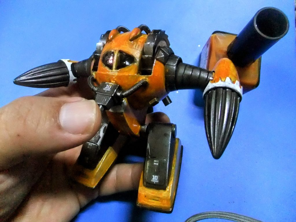 公式カラーに寄せるためにクレオスのウェザリングカラー　ラストオレンジを塗布して寄せてイマス。