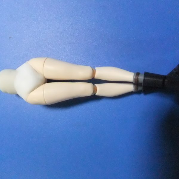 どうも！こんばんは〜っ！G太郎デス♫今回はGQuuuuuuX　マチュフィギュアの余剰パーツの不足分を樹脂粘土で補填して作り上げて行きマス😁本日の樹脂粘土で補填で組み上げ画像　フロントバック画像　①②不足分の首パーツを30MSから流用で補填　頭部の頭髪パーツの樹脂粘土で補填　完全乾燥を待ちマス。画像③胴体のパーツを樹脂粘土で形成　胸部パーツ穴は約4,5mm　画像④⑤画像⑥　30MSのパーツを利用してスペアヘッドを製作デス。（6枚目）