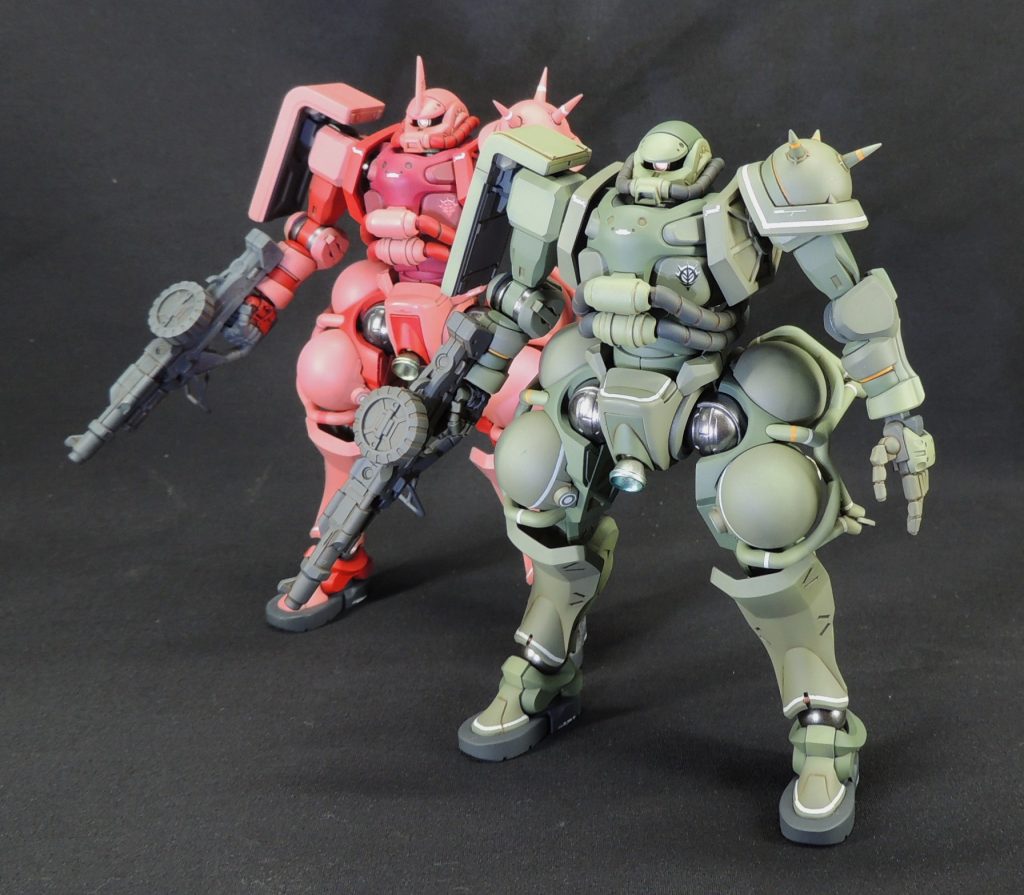 先に製作したシャア専用ザク(※これも軍警ザク改造)と並べ、サイド７侵入時をイメージしてディスプレイ。塗装後、シャア専用ザクに使用したものと同じ水転写式デカールを貼り付けました。