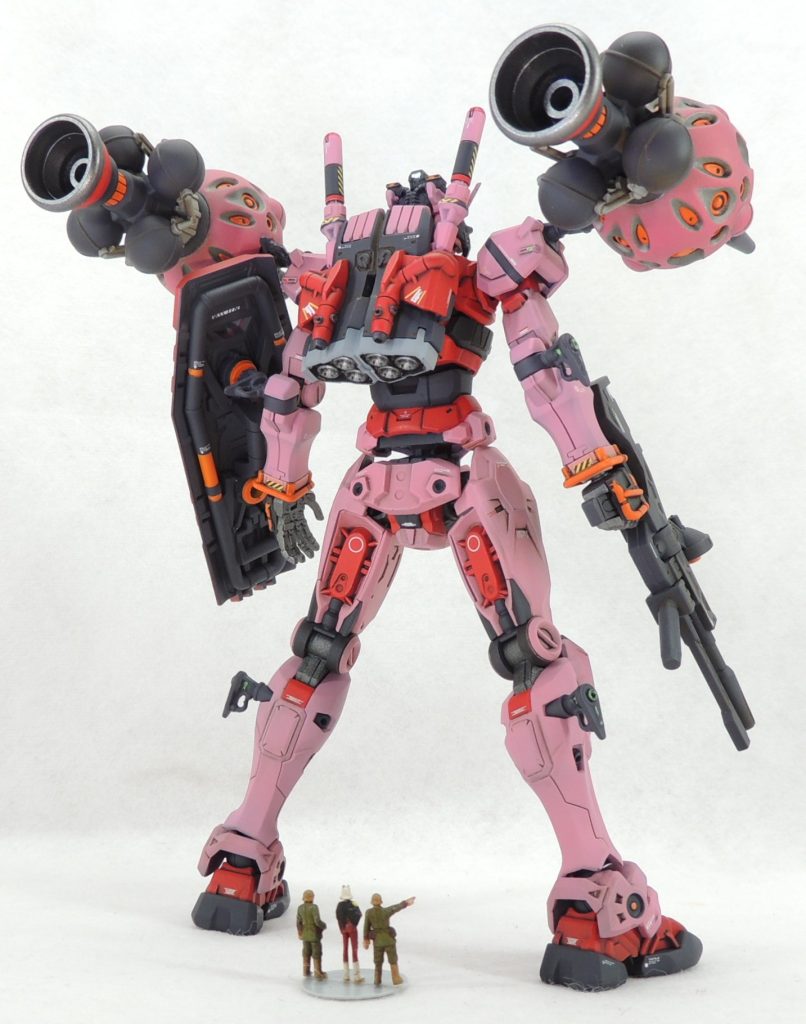 ■機体各所の縞模様(イエロー＆ブラック)についてさすがに手書きというわけにはいかなかったので、HIQPARTS製のラインデカール2やクレイドホビーワークス製のモデラーズマークといった各メーカーの水転写式デカールを使用しました。シルクスクリーン印刷で綺麗なうえ、手軽でかつ効果的だと思います。なお、設定にはない腹部や腕部にも、余った縞模様(トラテープ？)のデカールを貼り付けてみました。