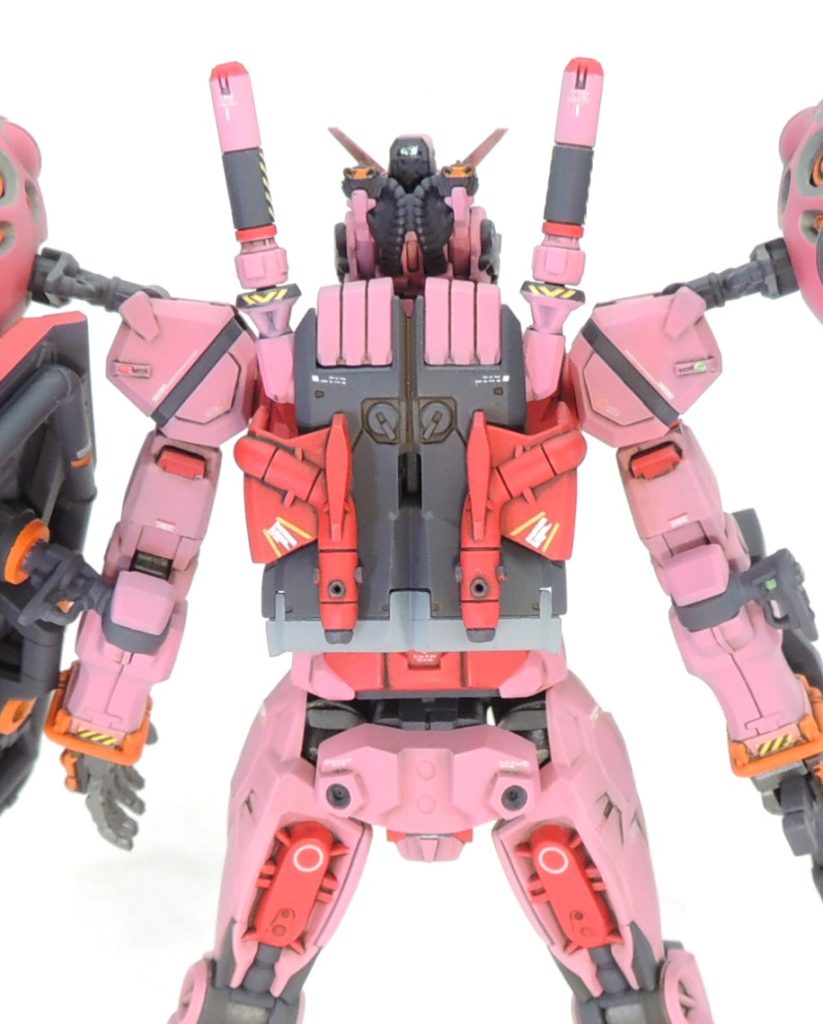 ■頭部フェイス部分にある全てのセンサー類に、HIQPARTS製の偏向シールを貼り付けており、光を拾ってキラリと輝きます！定番工作のアンテナのシャープ化を行った後、資料を基に細かい塗り分けを極細の面相筆で行いました。頭部に限らず、全体のスミ入れは、タミヤ製のスミ入れ用エナメル塗料ダークブラウンを使用しました(※ブラックにしていないのが自分なりのこだわり)。