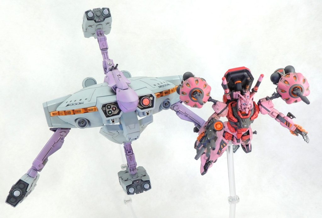 先に完成させていた、独自設定の「キケロガ・アイフリッド」とのツーショットが実現しました！劇中のシャアとシャリアによるコンペイ島襲撃シーンをイメージしたディスプレイです！ちなみに、「キケロガ・アイフリッド」の下部に赤いガンダムを収納し、ドッキング状態を再現できる仕様となっています。