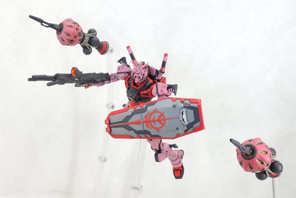 ■機体各部のハードポイントについて細かい改造ですが、6基のハードポイントは金属製パーツでディティールを追加し、一体となっているコード部分？を独立させました。キットにはビットを接続できるタイプとそうでないものを含めて計12個ありますが、全て同じ改造を行っています。