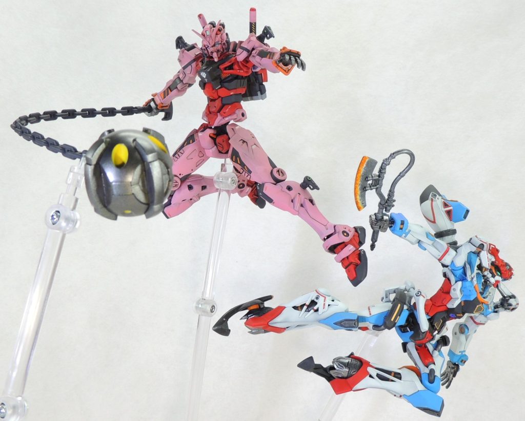 ■塗装について本体は、好みでMSシャアピンクとサザビーレッドを使用しました。なお、隠し味？として、イエローの部分とMSシャアピンクの両方にサザビーレッドを少量混入して調色を行い、作品として色味に統一感が出るよう工夫しています。ウェザリングを見越して、明るめに基本塗装を行いました。ビットやハンマーは、ラッカー塗料で塗装後、エナメル塗料の拭き取りにより塗り分けを行っています。