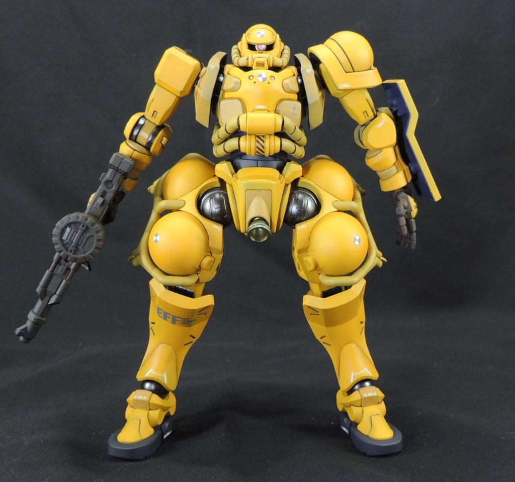 ■両肩の改造右肩のシールドを撤去し、接続部分はヤスリで平坦に加工しました。左肩アーマーのスパイク及び回転灯の取付基部もヤスリで除去しました。■左腕シールド設定画では左腕にシールドはありませんが、軍警ザクのシールドがモールドもしっかりしていて形状が良いため、そのまま装備させてみました。