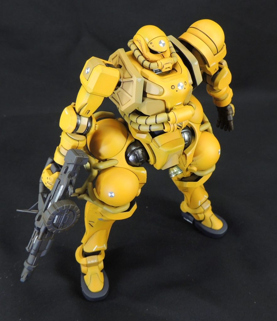 新たなパーツを自作する必要が無く、軍警ザクを引き算で製作してカラーを変更するだけなので、改造の難易度は低めだと思います。