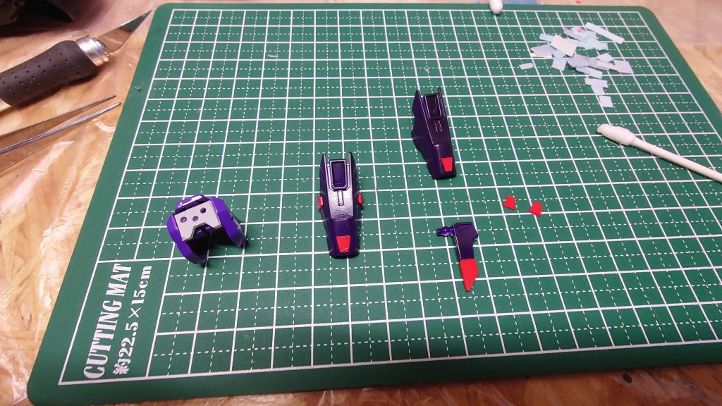 赤いパーツやグレーのパーツは、プラ板を切って塗装して、くっ付けました。