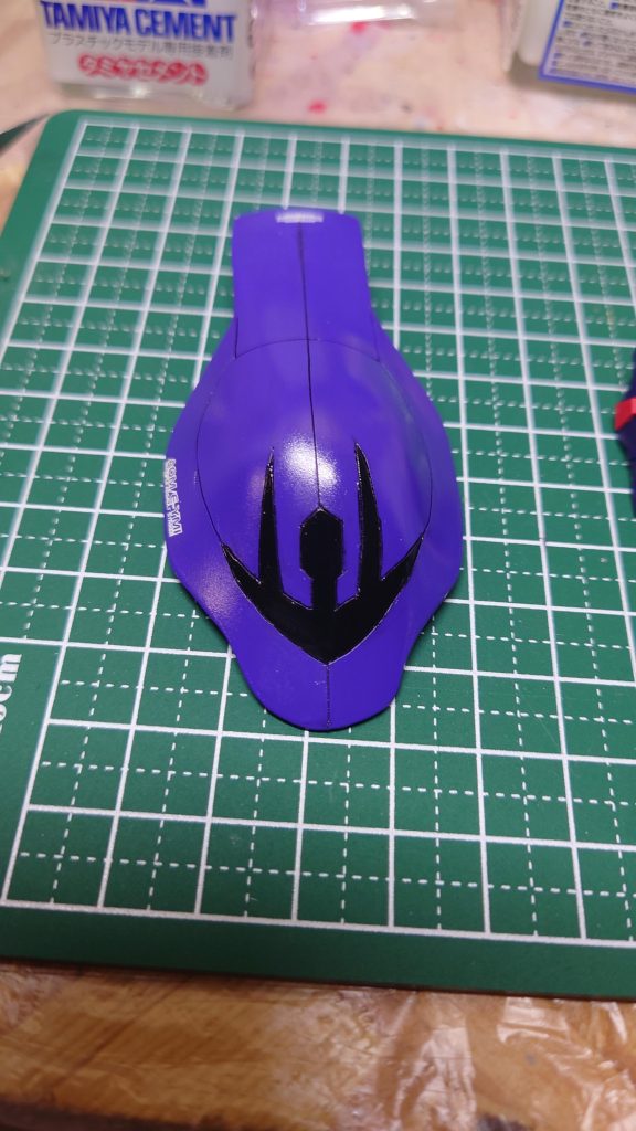 コレは、プラ板にエポキシパテを盛って水研ぎをしました。エポキシパテでしたので凄く重たいです。次作る時はプラ板を貼って、その隙間埋めなどにパテを使って行きたいです。