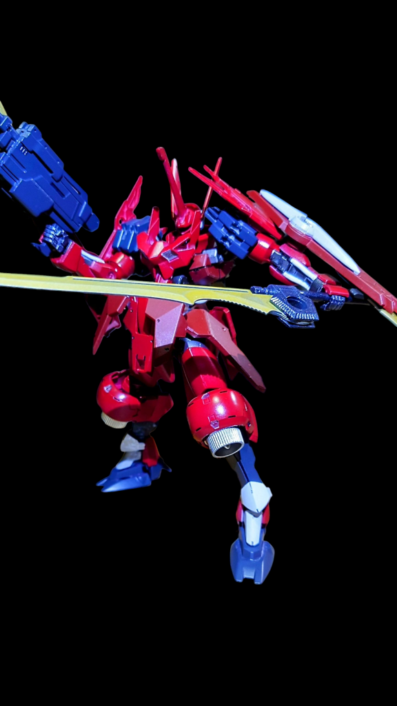 追加のブレードはシールドに装備されていた両刃剣と同じ素材としています。