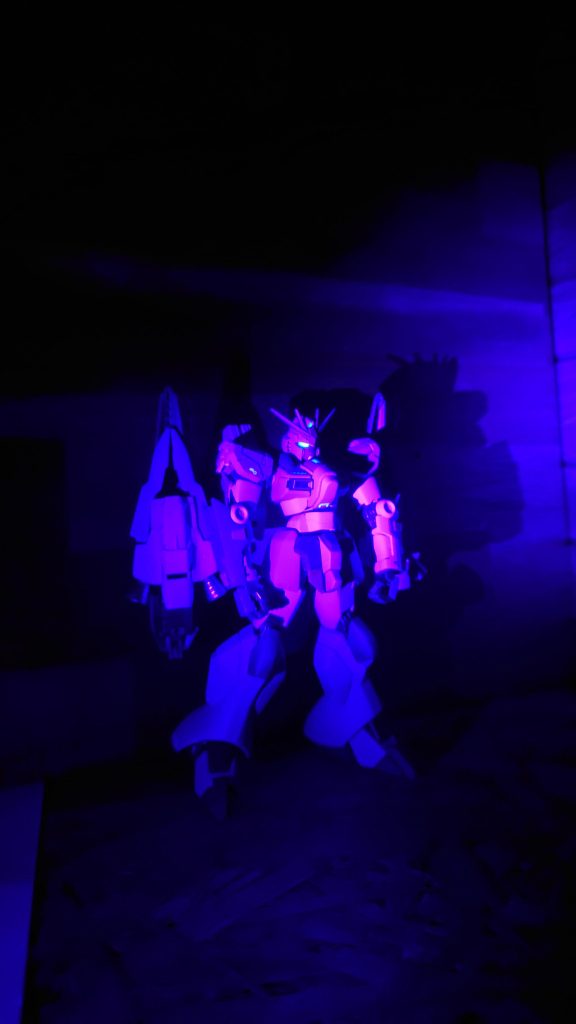 目はブラックライトで光るようにしました。 水転写デカールは、エクリプスやクスィー、水星の魔女汎用デカールを使用しました。