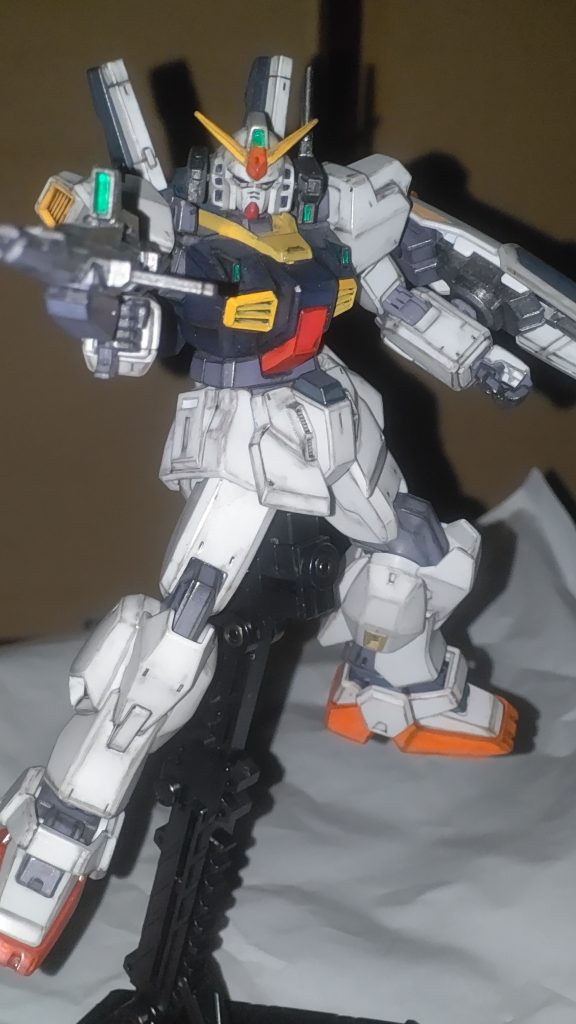 ビームライフルを構えるポーズのガンダムMk−II😊カッコいい😄