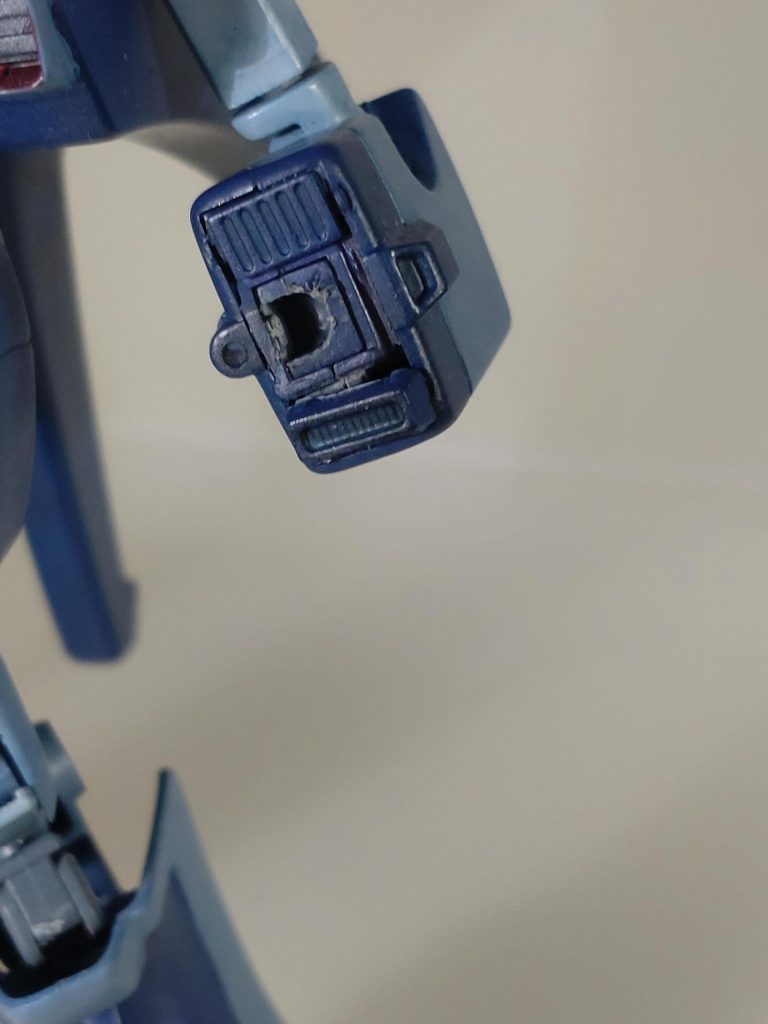 腕部は全体的に短いと感じたのでボールデンアームズのものをキットに合わせて長さを調整しました。肘関節は手元にあった食玩「 装動仮面ライダー」のものを流用しました。手首の接続にはジャンク品の中からhgガンダムage1の前腕を入れました。手首まわりもディテールパーツで改造前のスカスカ感をなくしました。