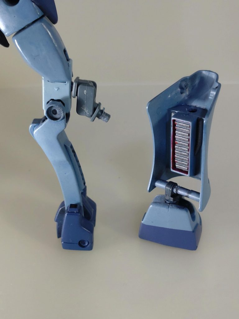 脚部はこのキット最大の難関でもあるので、ジャンク品からhgセイバーガンダムの太もも及び関節パーツを流用しました。また、関節パーツの真ん中にパワードアームズパワーダーのジョイントパーツを設置したことで、改造前よりも可動範囲は格段に良くなりました。スラスターのディテールも忘れずに入れました。