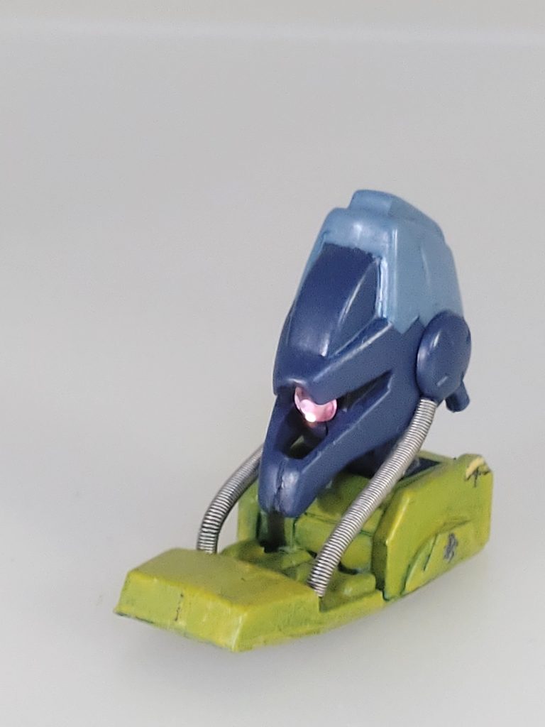 頭部ですが、改造前は全体的に太い印象だったので幅詰めしました。また首もあまり動かなかったのでジャンクになっていたhgガンダムage3のパーツをガ・ゾウムのエリパーツと組み合わせました。動力パイプもスプリングパイプに変更したので、動きは良くなりました。