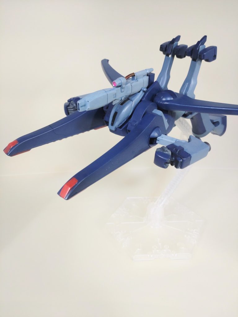 モビルアーマー形態。改造部分が増えたことで若干シルエットが変わっています。