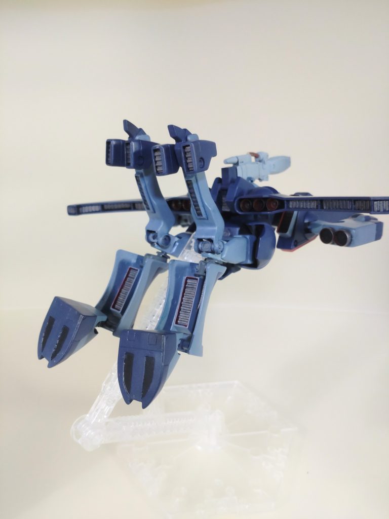 背面もモビルアーマー形態で目立つ部分なのでスラスター類のディテールを始め、足首裏のディテールも設定画に合わせました。