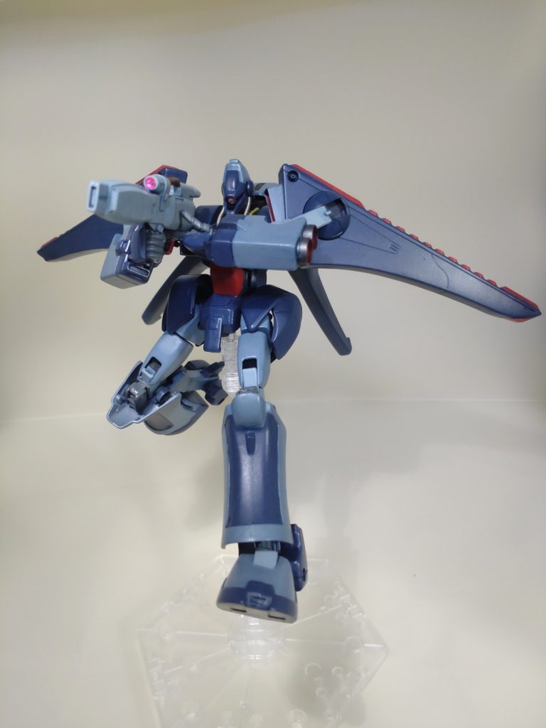 アクションベースに乗せて。バインダー側にイエローサブマリンのロールスイングジョイントを仕込んだので、ライフルの両手持ちも出来ます。