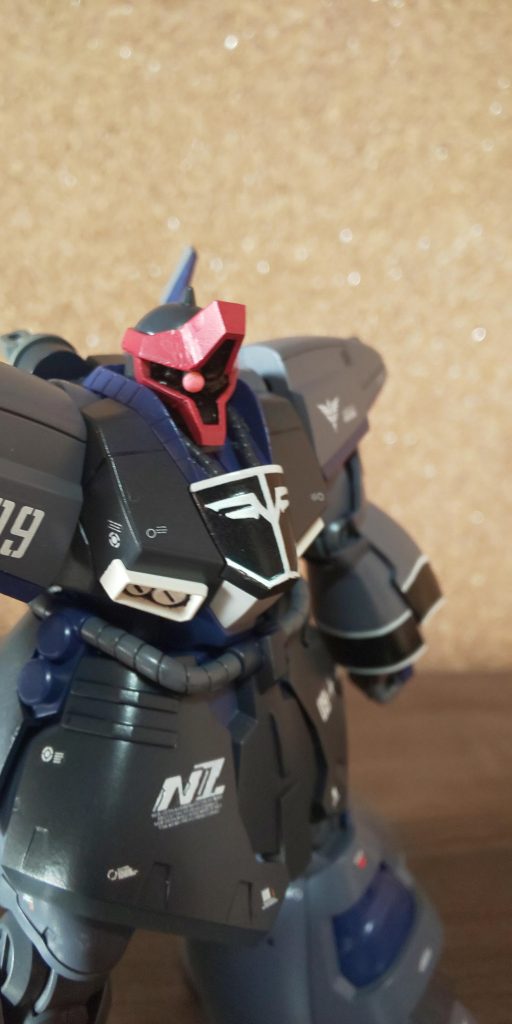  分かりにくいかもですが、モノアイ枠の十文字は上下を少し短めにしました。 普通なら上下の端を切ってプラ板を貼ればよかったのですが、それを面倒だと考えて根元を切断し、出来た段差をパテでごまかすという、こっちのが面倒じゃないのか？という方法で加工しました😅 モノアイは中にボールジョイントを入れパテで埋め込み。近くで見ると稚拙さがバレバレ💦他はいつものごとく合わせ目も消さずパチ組みです。 …エングレーブがちょっとミスってますね😅