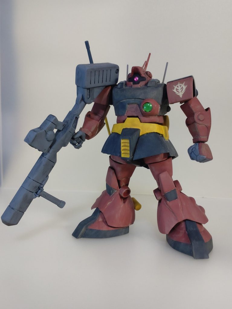 武器を持たせて。太ももにロール軸を追加したので、立ち姿が決まるようにしました。仕上げも基本塗装後、ウェザリングカラーで汚しました。