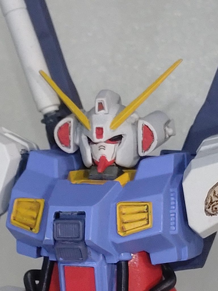 頭部。キットベースにプラ材、エポキシパテで形状変更。胴体もバーニアやダクトを追加しましたが、やはり作りが荒いです。