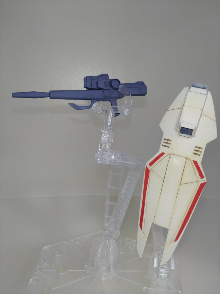 ビームライフル・シールドビームライフルは旧1/100v2ガンダムの物を形状変更した物を使用しました。シールドは旧1/100ガンダムf90のシールドを形状変更した物です。ライフル側に磁石を仕込んだので、シールド裏にマウント出来るようにしました。