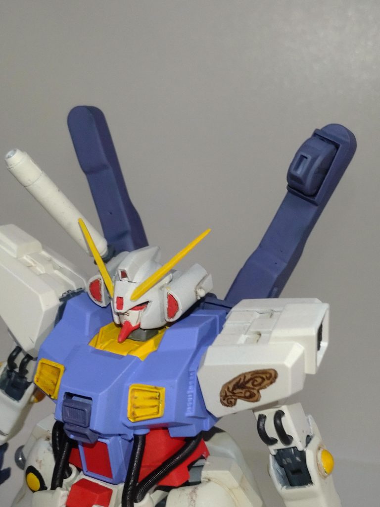 ビームサーベルラック・インコムラック。旧1/144ガンダムダブルエックスのキャノンを形状変更した物を使用しました。また接続をボールジョイントにしたので、自由に動きます。肩アーマーはそのままでは寂しいと思ったので、手書きのマーキングを描きました。( 下手ですいません…)