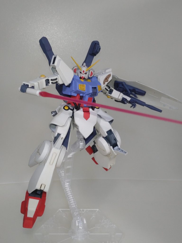 スプリングパイプなので胴体も難なく動いてくれます。その代わり、動かすたびに、脚部の塗装が擦れます。