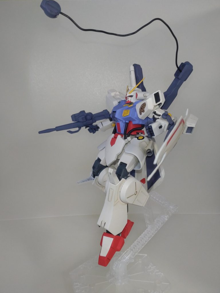 アクションポーズ。インコムは取り外せるのでリード線で射出状態も再現できます。