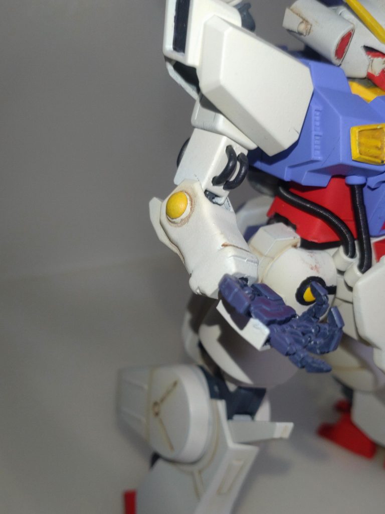 腕部。設定画にあるパイプ類をリード線で再現しました。 腕は形状が近いhgレジェンドガンダムのものをプラ材で延長した物を使用しました。キット付属の手首の他、表情付けにイエローサブマリンの極め手を使用しました。