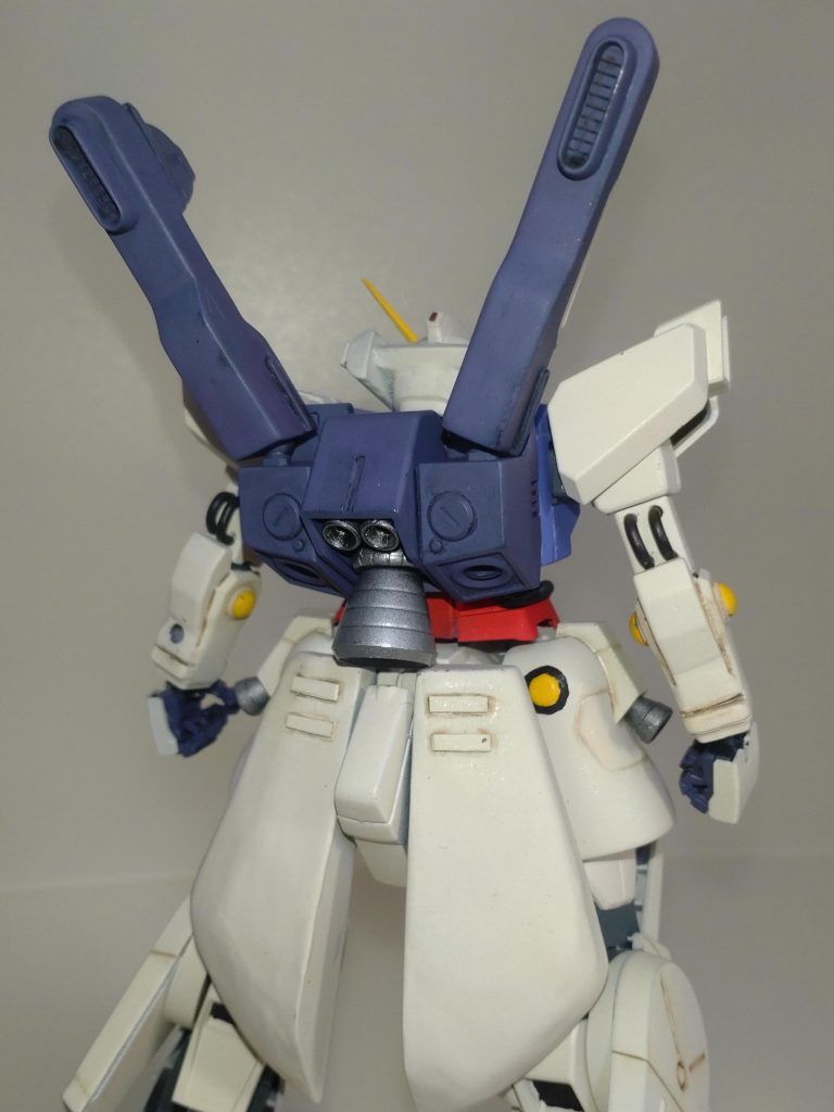 バックパック・リアアーマー。バックパックはhgucサザビーを流用しました。リアアーマーはプラ材とエポキシパテで自作した物にhgucギラ・ドーガのフンドシパーツを組み合わせました。