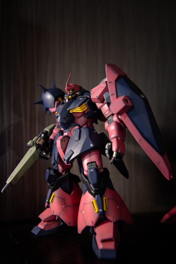 合わせ目消し、モノアイ埋め込み、スジボリ、スパイクアーマーを尖らせ、手は変更してます。