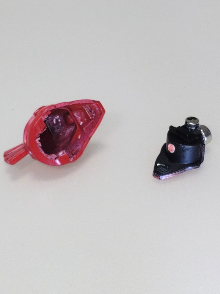 頭部。磁石を内蔵して、内部パーツを取り外せるようにしました。モノアイはウェーブのHアイズに両面テープを貼ったものを使用しているので、目線を変更出来ます。