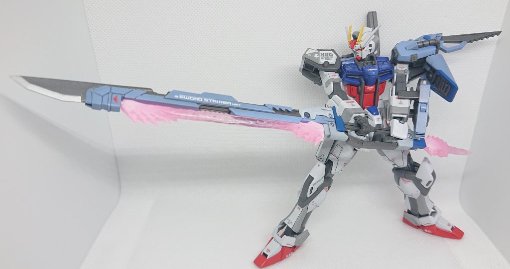 ストライク本体は以前投稿したものですhttps://gumpla.jp/eg/2297802シュベルトゲベールを真ん中で切断ダボを取り除き中空にし、先端側にプラ板で作った芯を付け持ち手側に差し込みプラ板や長方形のプラパイプで囲い表面を切り欠いて噛み合わせて伸びた状態を摩擦で保持ショルダーはアーマーを切り取って3ミリのポリパーツランナー軸を装着して稼働できるようにしたがほとんど動かず